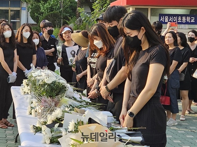 ▲ 지난 20일 서울 서초구에 위치한 서이초등학교에서 극단적 선택을 한 여교사를 추모하기 위해 마련한 합동분향소에서 추모객들이 조문을 하고 있다. ⓒ배정현 인턴 기자