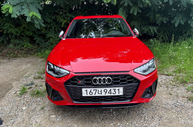 ▲ 강렬한 레드 컬러의 아우디 S4. ⓒ김재홍 기자