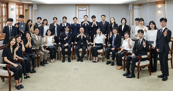 ▲ 이장우 대전시장이 26일 신규 공직자 27명에게 임용장을 수여했다.ⓒ대전시