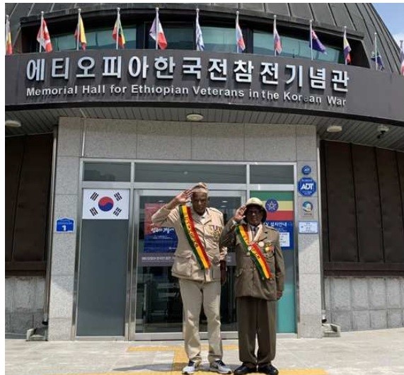 ▲ 춘천 에티오피아 한국전참전기념관 앞 강뉴부대 쉐파라우 버라투(89·오른쪽), 테레페 이그자우(91) 참전용사. ⓒ국방홍보원