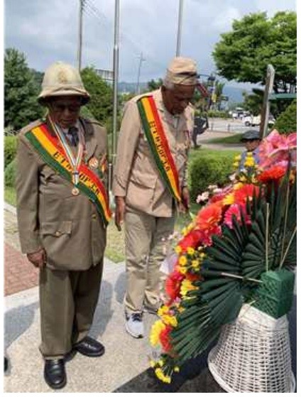 ▲ 춘천 에티오피아 한국전참전기념비 앞에서 헌화 후 묵념중인 강뉴부대 테레페 이그자우(91·왼쪽), 쉐파라우 버라투(89) 참전용사. ⓒ국방홍보원