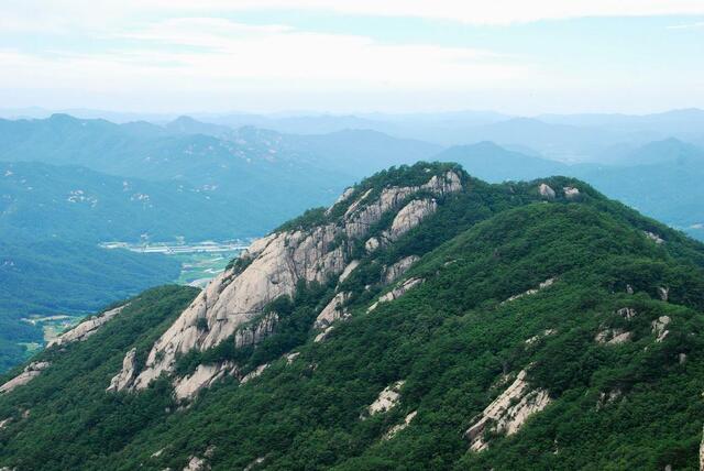 ▲ 대야산 제2암봉에서 밀재로 하산하면서 바라본 중대봉.ⓒ진경수 山 애호가