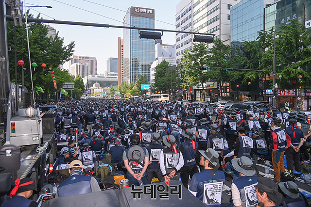▲ 민노총(전국민주노동조합총연맹) 산하 건설노조가 지난 5월16일 오후 서울 세종대로 일대에서 '1박 2일 총파업 상경 집회'를 진행하고 있다.ⓒ서성진 기자