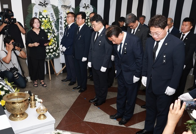 ▲ 김영환 지사가 오송 지하차도사망자 합동분향소에서 간부들과 함께 조문을 하고 있다.ⓒ충북도