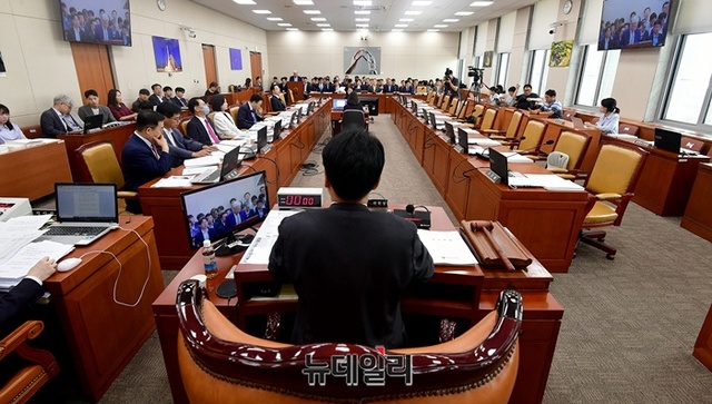 ▲ 장제원 과학기술정보방송통신위원회 위원장이 26일 국회에서 열린 과방위 전체회의를 주재하고 있는 가운데 야당 의원들의 좌석이 비어 있다. ⓒ이종현 기자