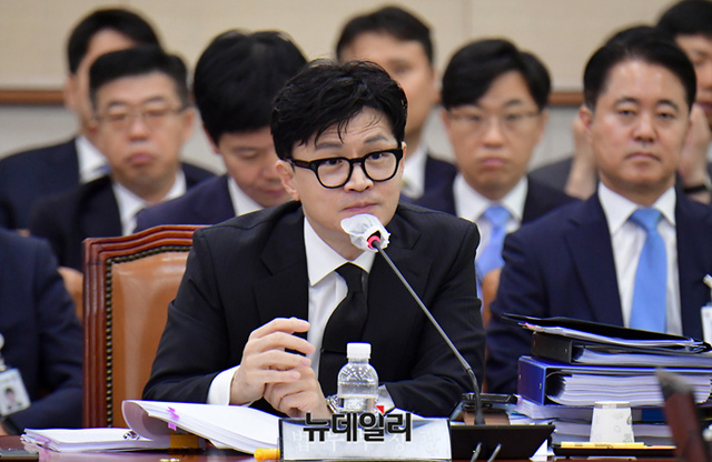 ▲ 한동훈 법무부 장관이 26일 오전 국회에서 열린 법제사법위원회 전체회의에서 의원들의 질의에 답하고 있다. ⓒ이종현 기자