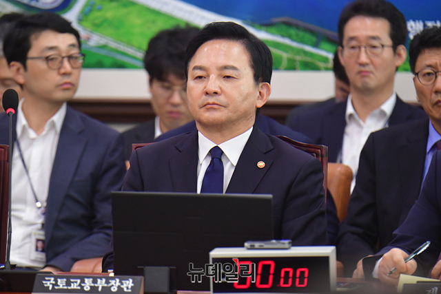 ▲ 원희룡 국토교통부 장관이 26일 오전 국회에서 열린 국토교통위원회 전체회의에서 서울·양평 고속도로 사업 백지화 논란과 관련 답변을 하고 있다. ⓒ이종현 기자