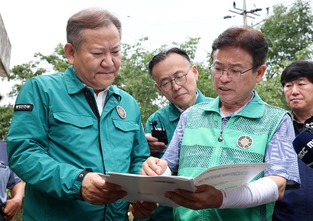 ▲ 이철우 지사는 지역 수해현장을 방문한 이상민 행정안전부 장관에게  ‘우선대피장소’지정을 전달하고, 예천 벌방리 토사유출 피해방지시설 설치와 태풍 및 집중호우 대비 다목적 마을회관 건립 사업에 대해 국비지원을 직접 건의했다.ⓒ경북도