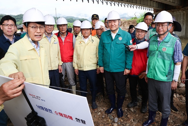 ▲ 이철우 지사가 영주시 우곡리 수해현장을 이상민 행정안전부 장관과 함께 찾아 관계자로부터 현황을 듣고 있다.ⓒ경북도