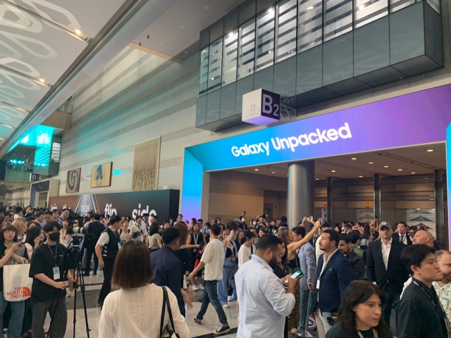 ▲ 26일 서울 코엑스에서 열리는 삼성 '갤럭시 언팩' 행사 참석을 위해 대기하고 있는 미디어들. ⓒ이성진 기자