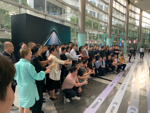 ▲ 26일 서울 코엑스에서 열리는 삼성 '갤럭시 언팩' 행사에 참석해 단체사진을 촬영하고 있는 외국 미디어들. ⓒ이성진 기자