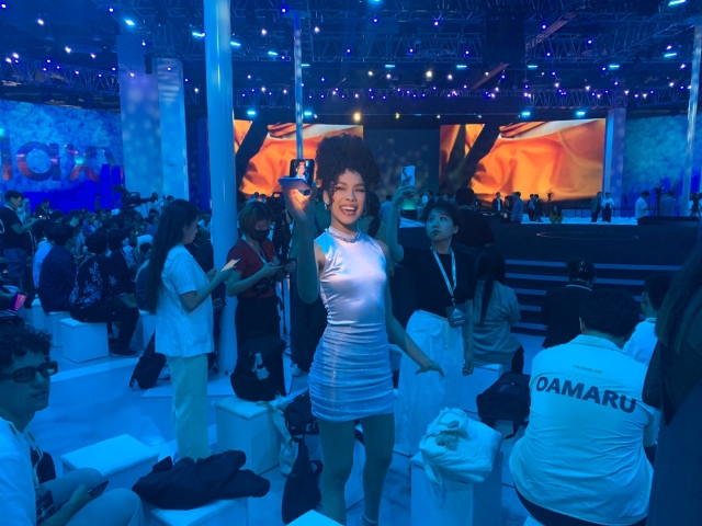 ▲ 26일 서울 코엑스에서 열리는 삼성 '갤럭시 언팩'에 참석해 갤럭시Z플립4로 동영상을 촬영하고 있는 한 인플루언서. ⓒ이성진 기자