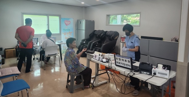 ▲ 청도군(군수 김하수)은 지난 25일 봉하보건진료소에서 의료취약계층을 대상으로 포항의료원과 연계한 ‘찾아가는 행복병원’을 운영했다.ⓒ청도군