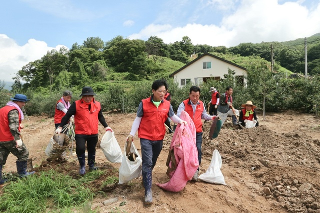 ▲ 경북도의회 기획경제위원회 및 행정보건복지위원회 위원 등 도의회 의원을 비롯한 사무처 직원 50여명은 26일 집중호우로 큰 피해를 입은 영주를 찾아 복구작업에 힘을 보탰다.ⓒ경북도의회
