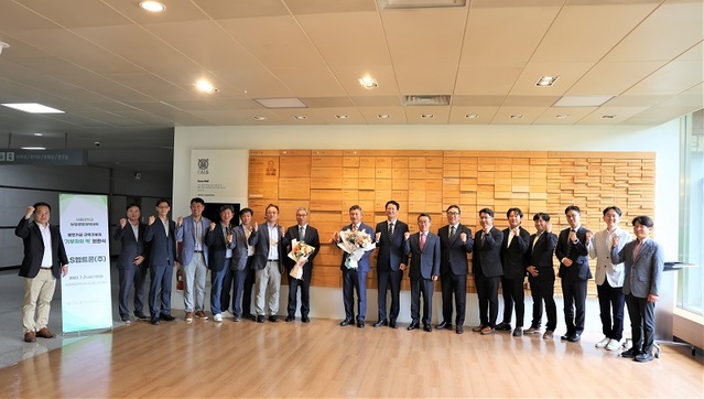 ▲ (왼쪽에서 8번째 서울대 농생대 장판식 학장, 9번째 LS엠트론 신재호 사장) 등 LS엠트론 임직원과 서울대 농생대 관계자들이 ‘기부자의 벽’ 앞에서 단체사진을 촬영하고 있다. ⓒLS엠트론