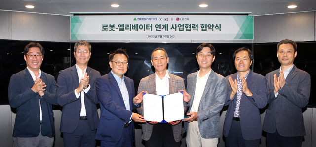 ▲ 서울 종로구 연지동 현대그룹 빌딩에서 26일 열린 체결식에 관계자들이 사진 촬영을 하고 있다. ⓒ현대엘리베이터