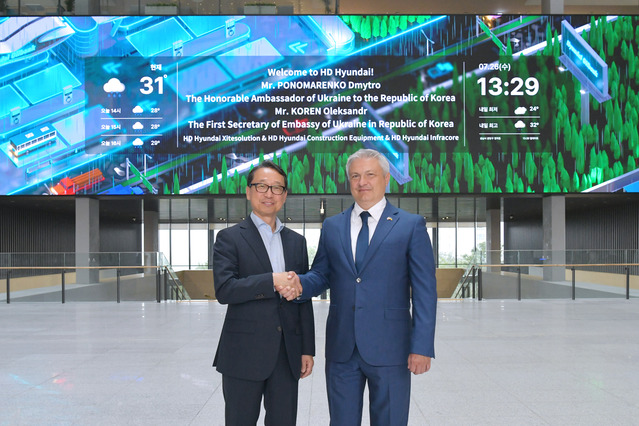 ▲ (왼쪽부터)조영철 사장과 드미트로 포노마렌코 주한 우크라이나 대사가 HD현대 글로벌R&D센터에서 기념촬영을 하고 있다. ⓒHD현대사이트솔루션