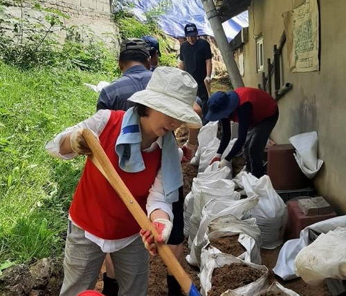 ▲ 국민의힘 송아영 세종을 당협위원장과 당원 20여 명은 집중호우로 피해를 본 연동면 주택을 찾아 복구작업을 하고 있다.ⓒ국민의힘 세종시당