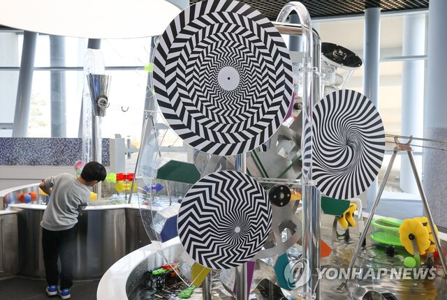 ▲ 서울 강서구 서울물재생체험관에서 시민들이 신재생에너지 체험 시설을 둘러보고 있다.ⓒ연합뉴스