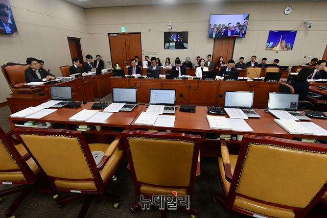 ▲ 장제원 과학기술정보방송통신위원회 위원장이 지난 26일 국회에서 열린 과방위 전체회의를 주재하고 있는 가운데 야당 의원들의 좌석이 비어 있다.ⓒ이종현 기자