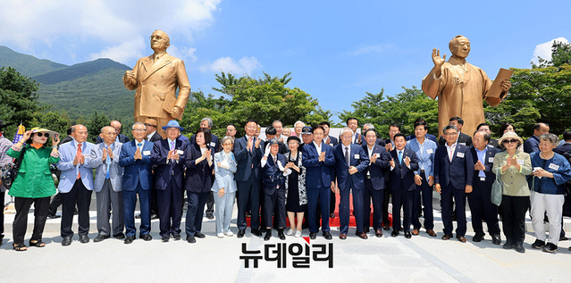 ▲ 27일 오전 경북 칠곡군 다부동전적기념관에서 이승만·트루먼대통령동상제막식이 개최됐다. 내빈들이 두 대통령 앞에서 기념사진을 촬영하고 있다. ⓒ정상윤 기자