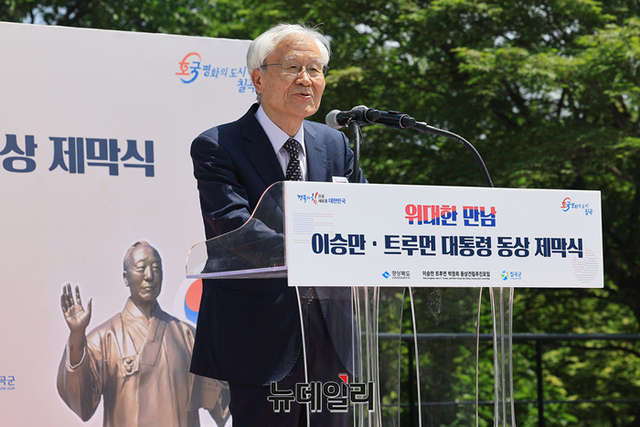 ▲ 조갑제 이승만·트루먼·박정희동상건립추진모임 대표가 27일 경북 칠곡군 다부동전적기념관에서 동상건립 경과보고하고 있다. ⓒ정상윤 기자