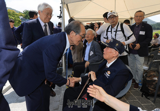 ▲ 인보길 뉴데일리 회장이 27일 경북 칠곡군 다부동전적기념관에서 개최된 이승만·트루먼대통령동상제막식에서 이승만 대통령의 아들인 이인수 박사와 환담을 나누고 있다. ⓒ정상윤 기자