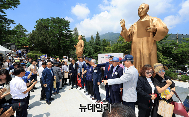 ▲ 27일 경북 칠곡군 다부동전적기념관에서 이승만·트루먼대통령동상제막식이 개최됐다. 참석자들이 동상 앞에 몰려 기념사진을 촬영하고 있다. ⓒ정상윤 기자