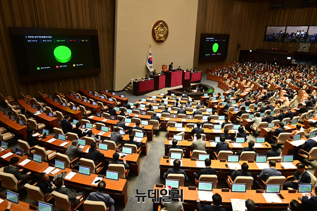 ▲ 27일 국회에서 열린 본회의 모습. 정명호 국회 의사국장은 박광온 원내대표 등 더불어민주당 소속 의원 전원(168명)이 이름을 올린 '서울-양평 고속도로 노선 변경 관련 대통령 처가 특혜 의혹에 대한 진상규명을 위한 국정조사 요구서'가 국회에 제출됐다고 보고했다. ⓒ이종현 기자