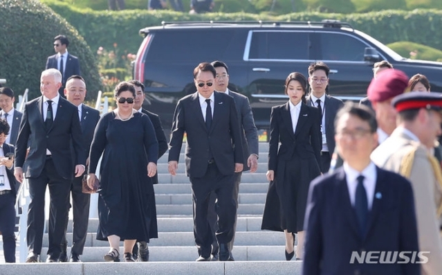 ▲ 윤석열 대통령과 김건희 여사가 6·25 정전협정 70주년을 맞아 27일 부산 남구 유엔기념공원을 찾아 유엔 참전국 정부대표단과 함께 참배하기 위해 유엔군 위령탑으로 이동하고 있다. (대통령실통신사진기자단) 2023.07.27 ⓒ뉴시스