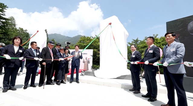 ▲ 동상 제막식에는 이철우 경북도지사, 조갑제 동상건립추진모임대표, 강승규 시민사회수석, 신범철 국방부 차관, 배한철 경상북도의회 의장, 김재욱 칠곡군수를 비롯한 정부 주요인사, 기관단체장, 국가유공자 등 500여명이 참석했다.ⓒ경북도