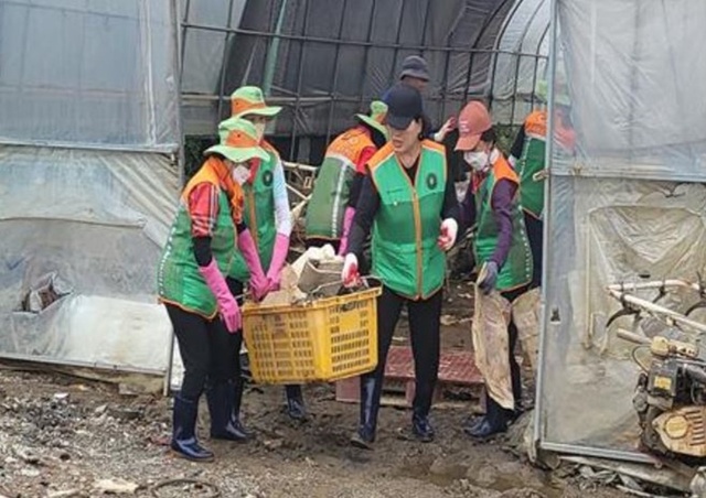 ▲ 경기도 성남시 자율방재단 회원들이 오송읍에서 봉사활동을 하고 있다.ⓒ청주시