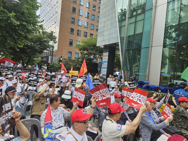 ▲ 27일 자유수호포럼 등 우파단체 70여 곳이 종로 글로벌센터 앞에서 