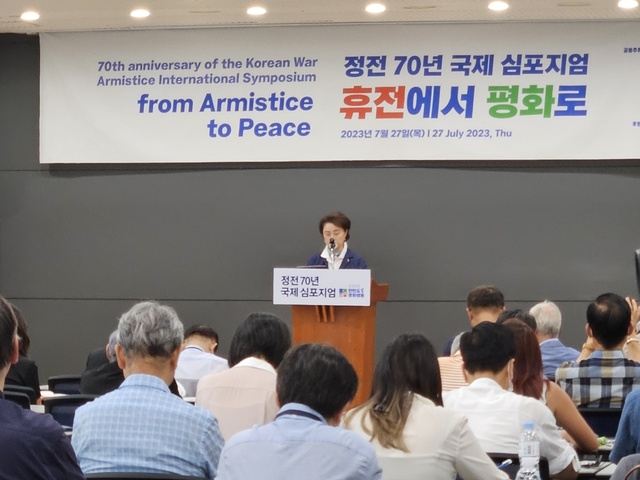 ▲ 서울 종로구 글로벌센터 국제회의장에서 27일 오후 2시에 정전 70년 국제 심포지엄 ‘휴전에서 평화로’가 진행중이다. 원영희 한반도평화행동 대표가 개회사를 말하고 있다. ⓒ배정현 인턴기자