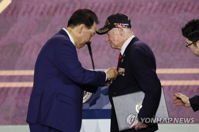 ▲ 6·25 정전협정 70주년을 맞아 윤석열 대통령이 27일 해운대구 부산 영화의 전당 야외극장에서 진행된 유엔군 참전의날·정전협정 70주년 기념식에서 참전용사인 도널드 리드 씨(미국)에게 국민포장을 수여하고 있다. ⓒ연합뉴스