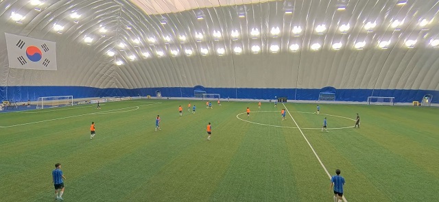 ▲ 경주 스마트에어돔에서 축구 경기 모습.ⓒ경주시