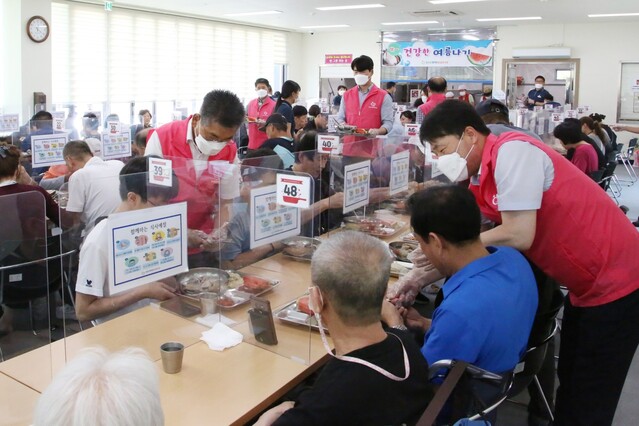 ▲ 칠곡군의회(의장 심청보)는 지난 21일 중복을 맞아 칠곡군장애인종합복지관을 찾아 지역의 장애인들과 복지관 이용객들을 위해 준비한 ‘삼계탕데이’에서 배식봉사활동을 가졌다.ⓒ칠곡군의회