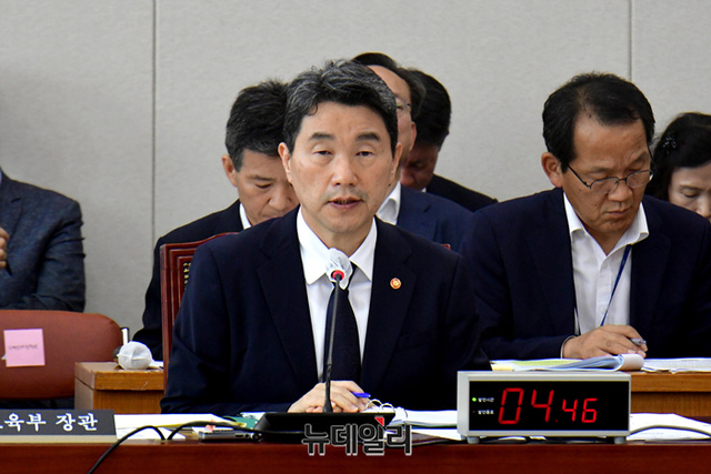 ▲ 이주호 사회부총리 겸 교육부 장관이 28일 국회에서 열린 교육위원회 전체회의에서 의원들의 질문에 답하고 있다. ⓒ이종현 기자