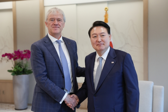 ▲ 윤석열 대통령이 28일 서울 용산 대통령실 청사에서 피터 베닝크 네덜란드 ASML 회장을 접견하고 있다. ⓒ연합뉴스