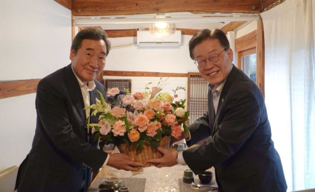 ▲ 이재명 더불어민주당 대표와 이낙연 전 국무총리가 28일 오후 서울 모처에서 만찬회동을 하기 전 기념촬영을 하고 있다. (사진= 더불어민주당 제공) ⓒ뉴시스