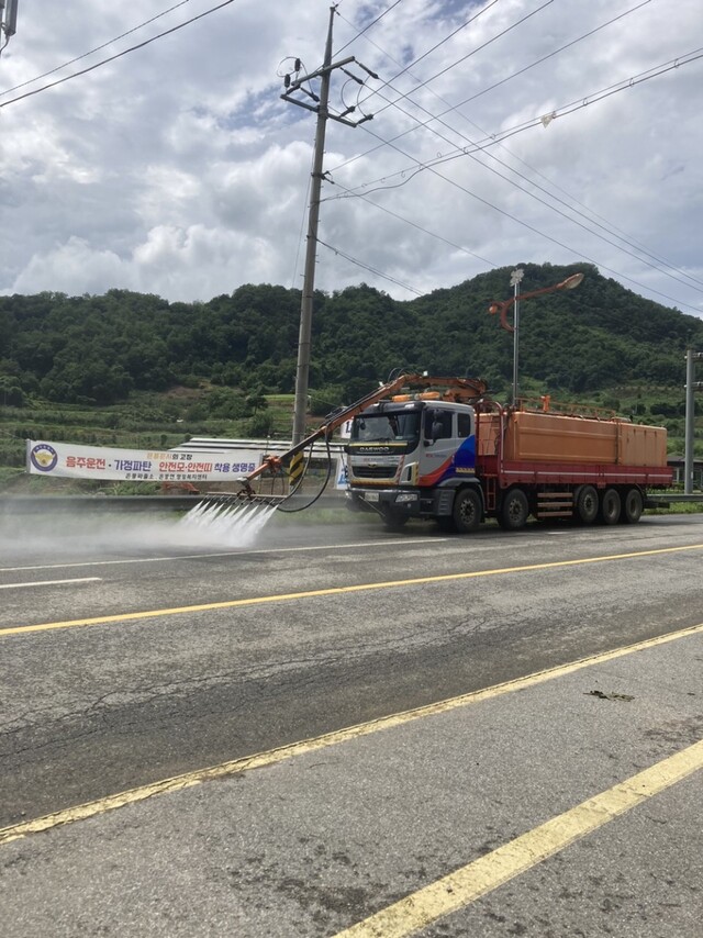 ▲ 한국도로공사에서는 지원 대책을 수립하고 예천, 영주, 봉화 등 피해가 많은 지역에 먼저 고압살수차를 긴급 투입했다.ⓒ경북도