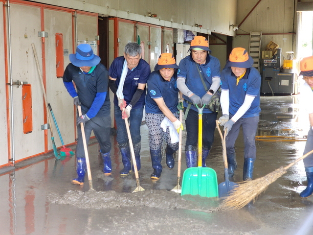 ▲ 예천군(군수 김학동)은 7월 집중호우로 사상 초유의 피해가 발생한 각종 시설 응급 복구에 전력을 다하고 있다.ⓒ예천군