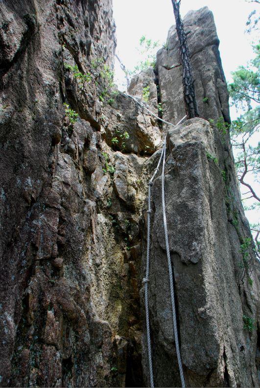 ▲ 마당바위의 침니 직벽에 설치된 밧줄.ⓒ진경수 山 애호가