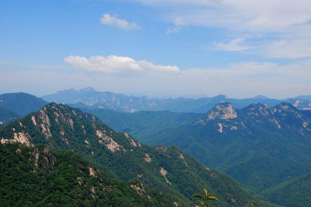 ▲ 조령산 뷰포인트에서 조망되는 월악산 영봉.ⓒ진경수 山 애호가