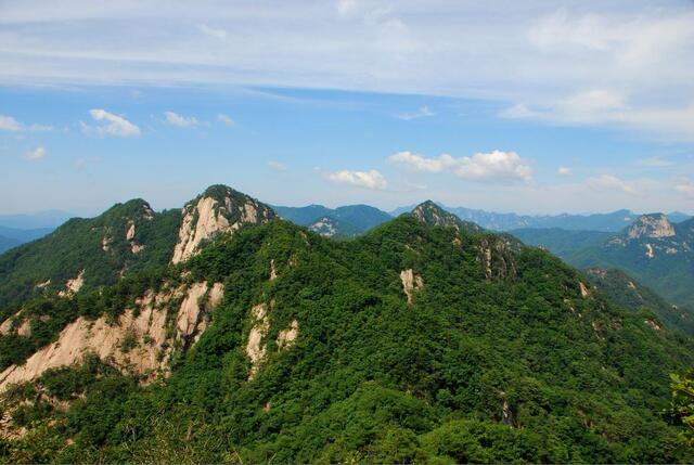 ▲ 조령산 하행계단에서 바라본 신선암봉.ⓒ진경수 山 애호가
