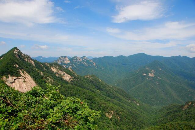 ▲ 신선암봉의 상행 계단에서 바라본 부봉과 주흘산.ⓒ진경수 山 애호가