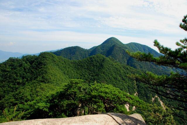 ▲ 대슬립 바위에서 바라본 조령산과 그 부봉.ⓒ진경수 山 애호가