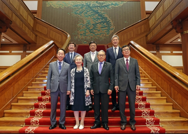 ▲ 지난 29일 청와대에 모인 역대 대통령 가족들. 뒷줄 맨 왼쪽부터 시계방향으로 박보균 장관, 박지만 회장, 노재헌 이사장, 김홍업 이사장, 윤상구 부이사장, 조혜자 여사, 김현철 이사장. ⓒ문화체육관광부