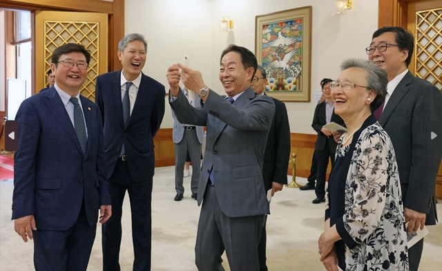 ▲ 역대 대통령 가족들이 청와대를 관람하고 있다. ⓒ문화체육관광부