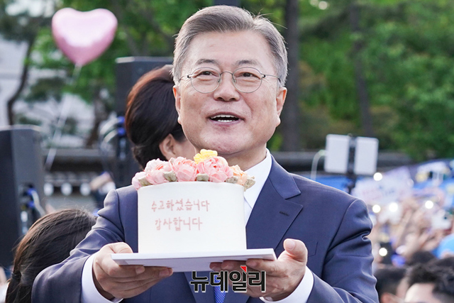 ▲ 임기를 마친 문재인 대통령이 2022 5월9일 오후 청와대에서 나와 지지자들이 준비한 케이크를 받고 있다. ⓒ정상윤 기자